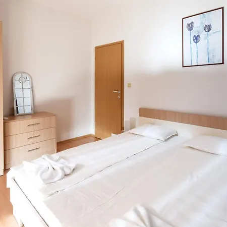 Lägenhet Seaside With 2 Bedrooms For Up To 5 Guests *