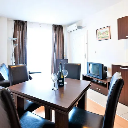 Seaside With 2 Bedrooms For Up To 5 Guests Lägenhet *