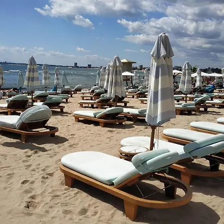 Seaside With 2 Bedrooms For Up To 5 Guests Lägenhet *